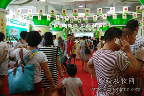 展会现场人山人海