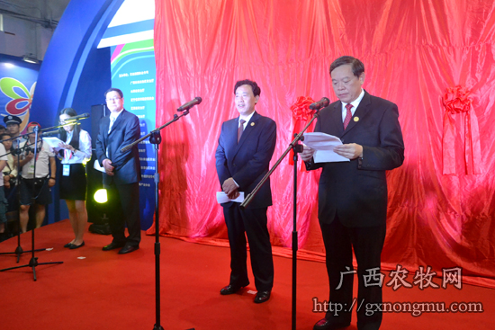 农业部副部长屈冬玉、广西区政府副主席张秀隆出席本次中国——东盟博览会优质水果推介活动开幕式