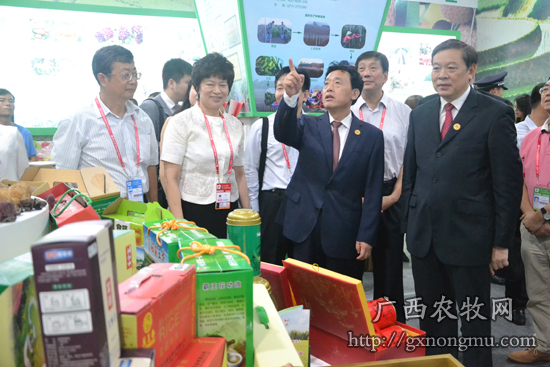 屈冬玉副部长与张秀隆副主席在广西农业厅厅长谢泽宇陪同下巡展