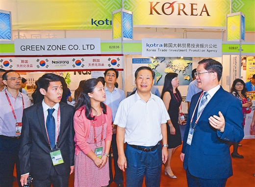 自治区党委书记、自治区人大常委会主任彭清华在本届东博会特邀贵宾国展区与韩国参展客商亲切交流