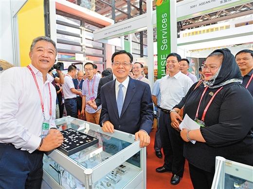 自治区主席陈武来到东博会展馆参观。在马来西亚馆，陈武鼓励客商利用好东博会平台，开拓广阔市场